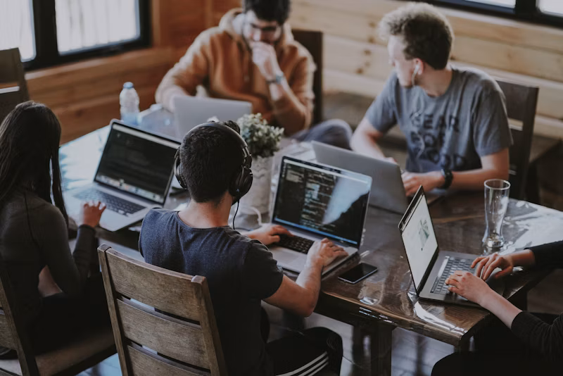 Equipe de trabalho em reunião estratégica